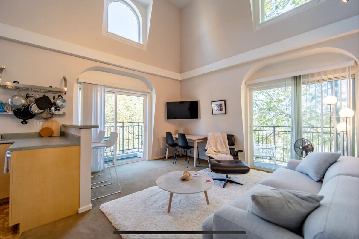 Lovely 2 Bed/Bath Penthouse w/ Space Needle View