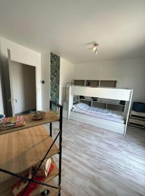 4 slaapkamers, een bureau, een strijkplank/strijkijzer, reisbedje