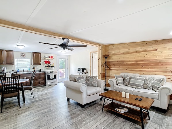 Smart TV, fireplace - Charming , Pet friendly home in the countryside . (Weirsdale)