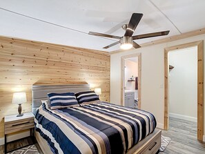 2 bedrooms, iron/ironing board, free WiFi, bed sheets