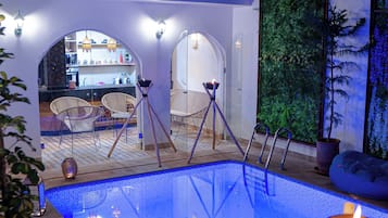 Swim-up bar
