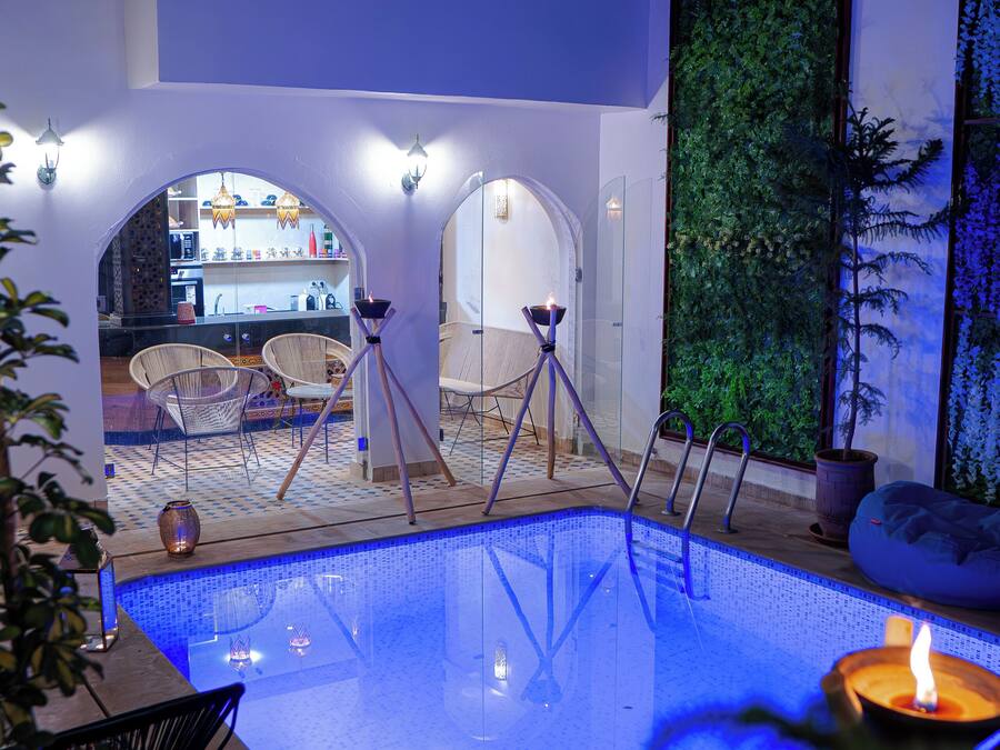 Swim-up bar