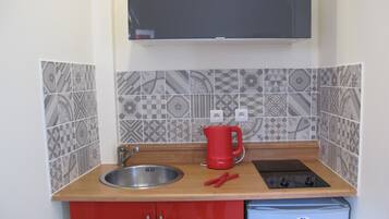 Réfrigérateur, micro-ondes, four, plaque de cuisson