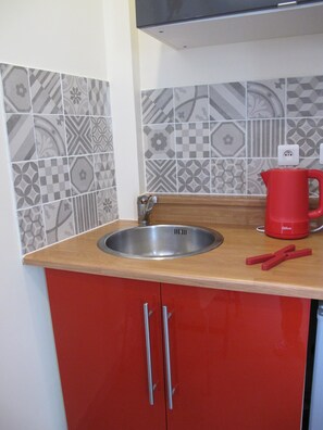 Kjøleskap, mikrobølgeovn, ovn og kokeplater