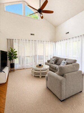 Smart TV - Spacious Condo•Pond Views•Centrally located (Lewes)