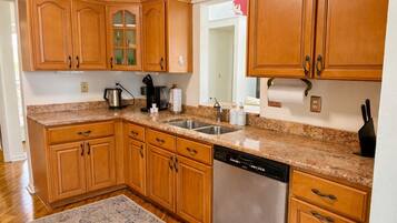 Microondas, horno, parrilla de estufa y lavavajillas