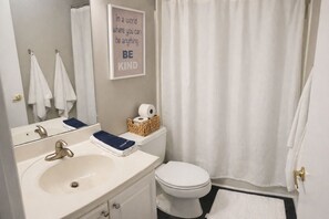 Sèche-cheveux, serviettes fournies, savon, shampoing