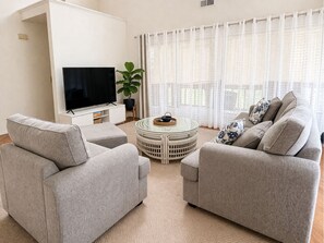 Smart TV - Spacious Condo•Pond Views•Centrally located (Lewes)