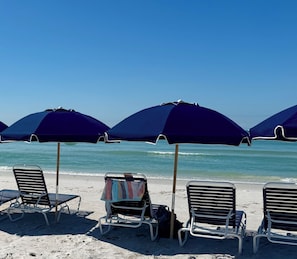 Plage à proximité, chaise longue, serviettes de plage
