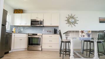 雪櫃、微波爐、焗爐、爐具