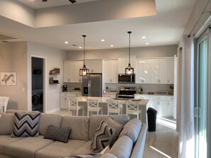 Een smart-tv en boeken