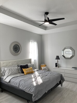 3 slaapkamers, een bureau, een strijkplank/strijkijzer, gratis wifi