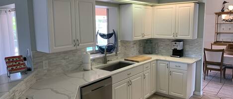 Kühlschrank, Mikrowelle, Ofen, Kochgeschirr/Geschirr/Besteck