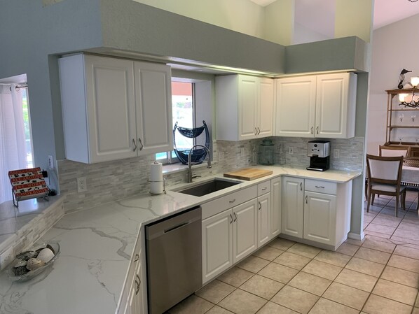 Fridge, microwave, oven, cookware/dishes/utensils - South Venice Hidden Gem (Venice)