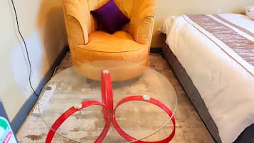 Tabla de planchar con plancha, wifi, ropa de cama