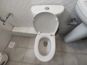 Toallas, jabón, shampoo, papel de baño