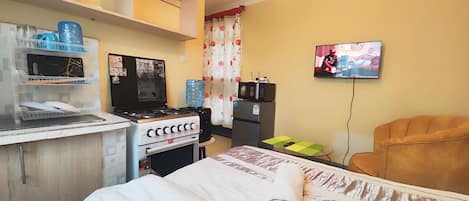 Iron/ironing board, WiFi, bed sheets