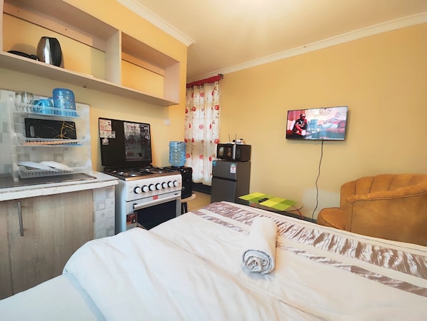 Tabla de planchar con plancha, wifi y ropa de cama