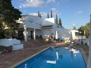 Outdoor pool - Quietly located family villa with pool and beautiful views near Faro (+ WIFI/AC) (Estói)