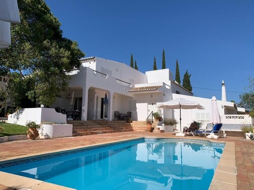 Ruhig gelegene Familienvilla mit Pool und schöner Aussicht bei Faro (+ WIFI/AC)