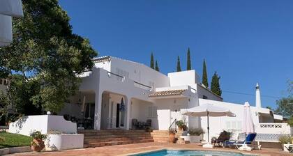 Ruhig gelegene Familienvilla mit Pool und schöner Aussicht bei Faro (+ WIFI/AC)