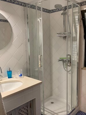 Dusche, Haartrockner, Handtücher