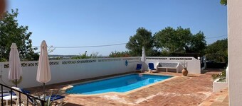 Quietly located family villa with pool and beautiful views near Faro (+ WIFI/AC)
