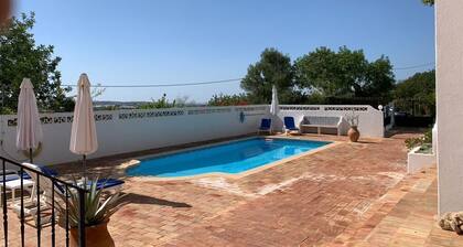 Villa familiale calme avec piscine et belle vue prĂšs de Faro (+ WIFI/AC)