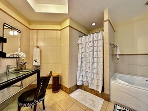 Regadera, toallas, jabón, papel de baño 