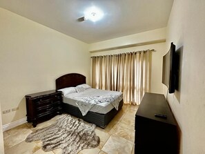 3 habitaciones, tabla de planchar con plancha, wifi y ropa de cama 