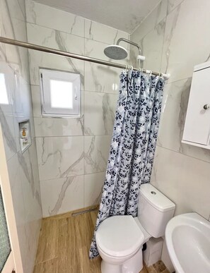 Bathroom - Entire unit near beach access to garden (Durrës)