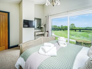 3 quartos, Wi-Fi de cortesia, roupa de cama