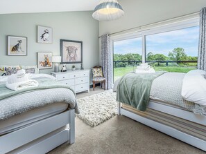 3 bedrooms, free WiFi, bed sheets - 3 bedroom accommodation in Bellshill, near Bamburgh (Bellshill, near Bamburgh)