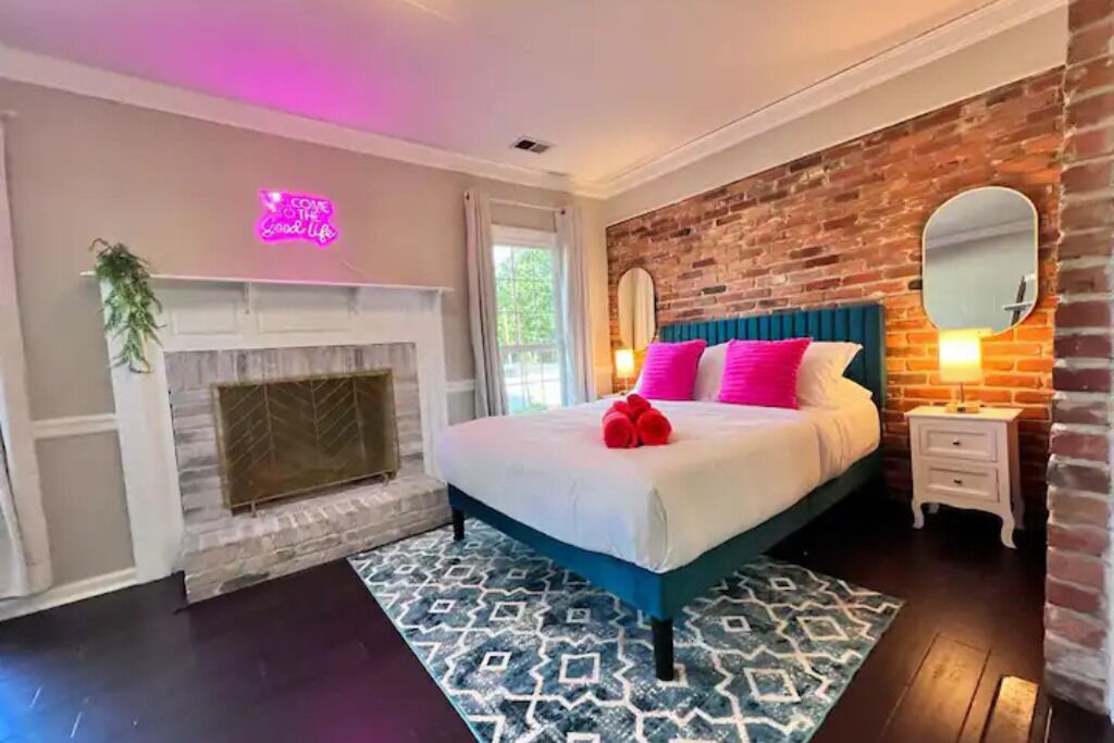 5 bedrooms, desk, iron/ironing board, travel crib