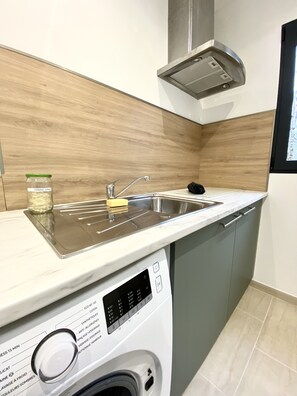 雪櫃、微波爐、焗爐、爐具