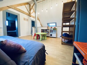 4 Schlafzimmer, Schreibtisch, Bügeleisen/Bügelbrett, Reisekinderbett