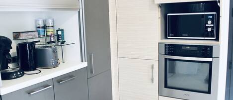 Kjøleskap, mikrobølgeovn, ovn og kokeplater