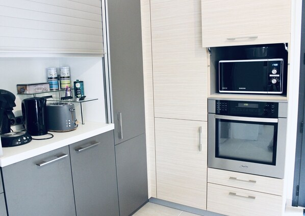 雪櫃、微波爐、焗爐、爐具