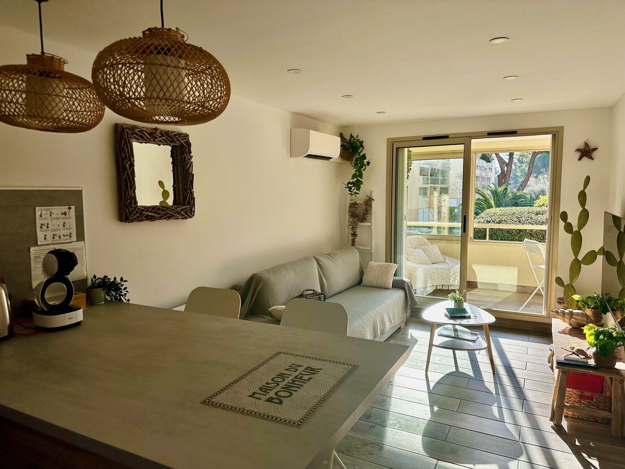 Una televisión de pantalla plana