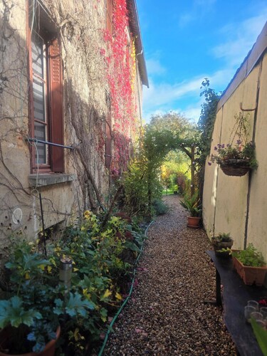 Apartment 1 a lovely 1 bed flat with garden and parking.