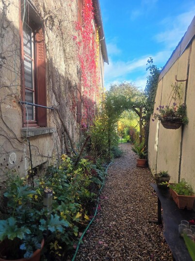 Apartment 1 a lovely 1 bed flat with garden and parking.