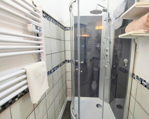 Douche, serviettes fournies, savon, shampoing