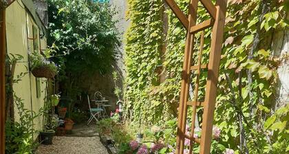 Apartment 1 a lovely 1 bed flat with garden and parking. No fees.