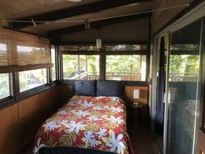 2 bedrooms, WiFi, bed sheets - The Flying Honu is located in the heart of Kona Town (Kailua-Kona)