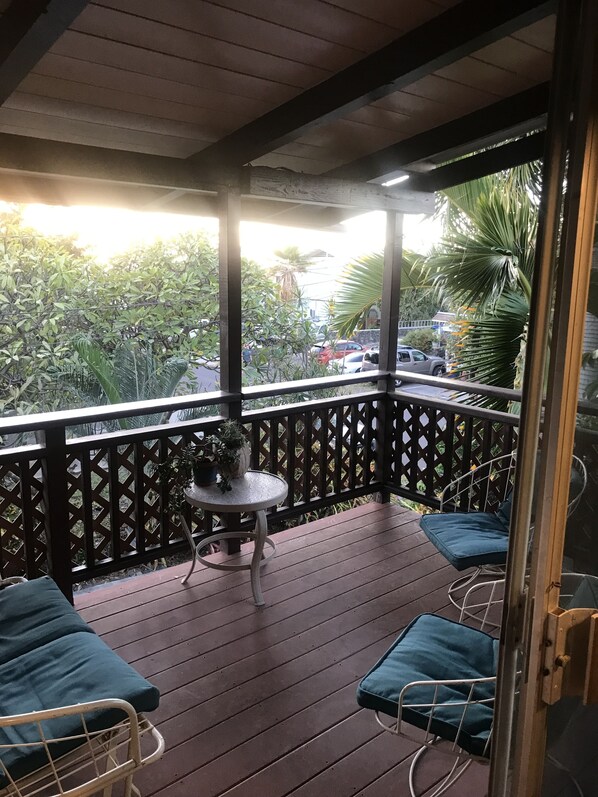 Property grounds - The Flying Honu is located in the heart of Kona Town (Kailua-Kona)