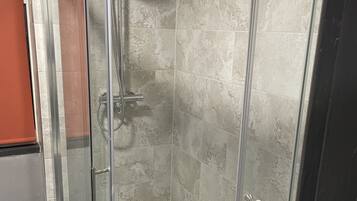 Secadora de cabello, toallas, jabón, papel de baño