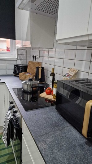 Fridge, microwave, oven, stovetop - Cosy 2 Bedroom Apartment (Birmingham)