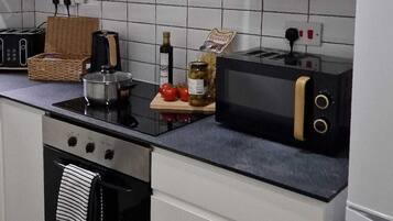 Geladeira, micro-ondas, fogão, cooktop