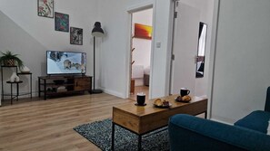 TV - Cosy 2 Bedroom Apartment (Birmingham)