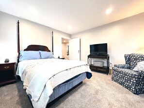 4 slaapkamers, een bureau, een strijkplank/strijkijzer, reisbedje